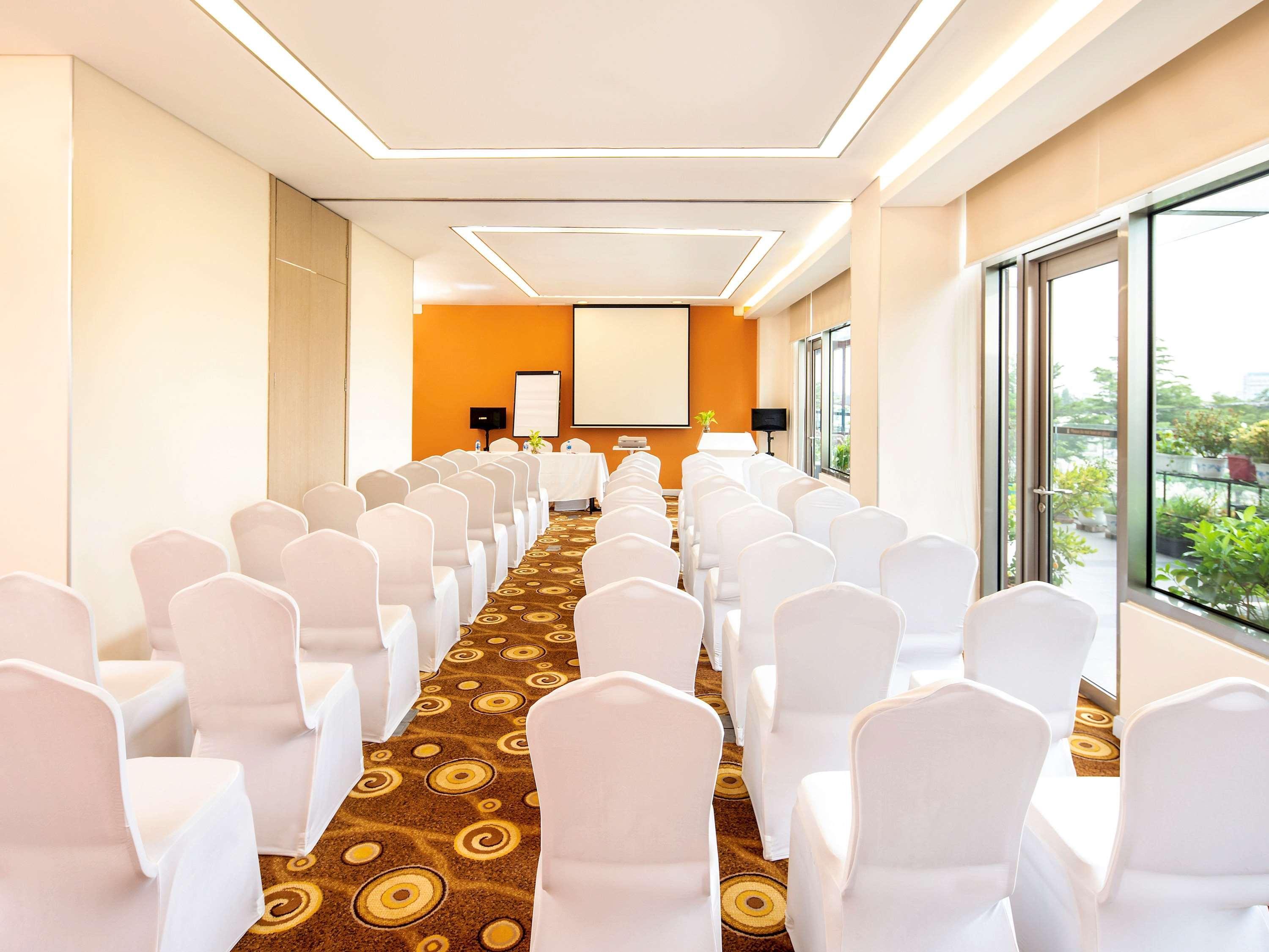 Ibis Saigon South Khách sạn