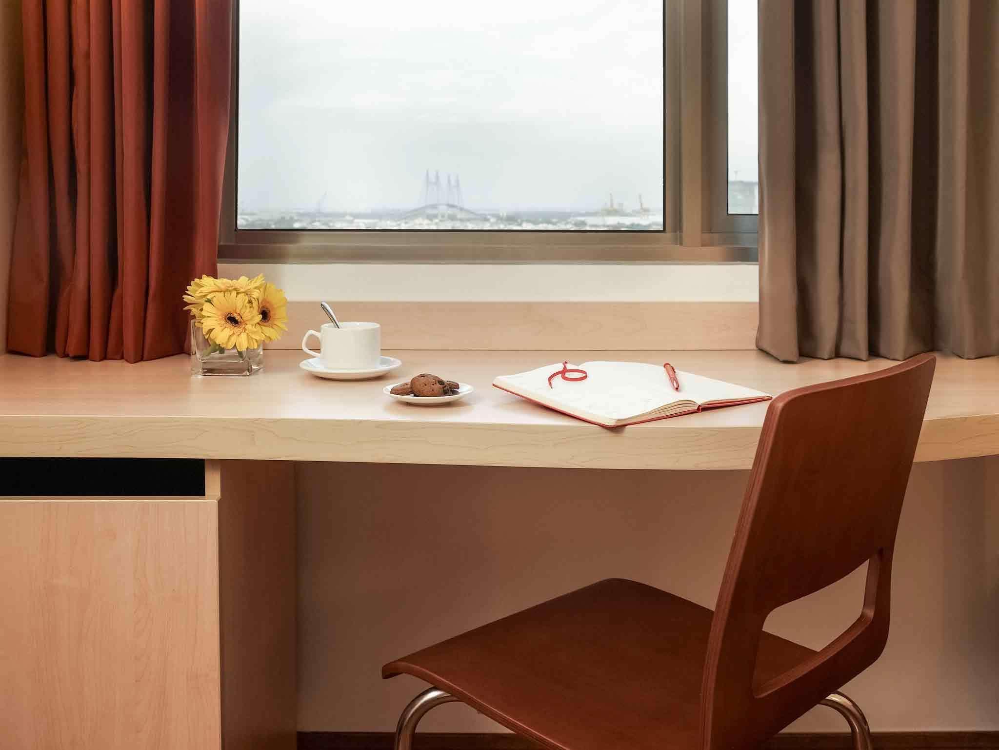 Ibis Saigon South Khách sạn