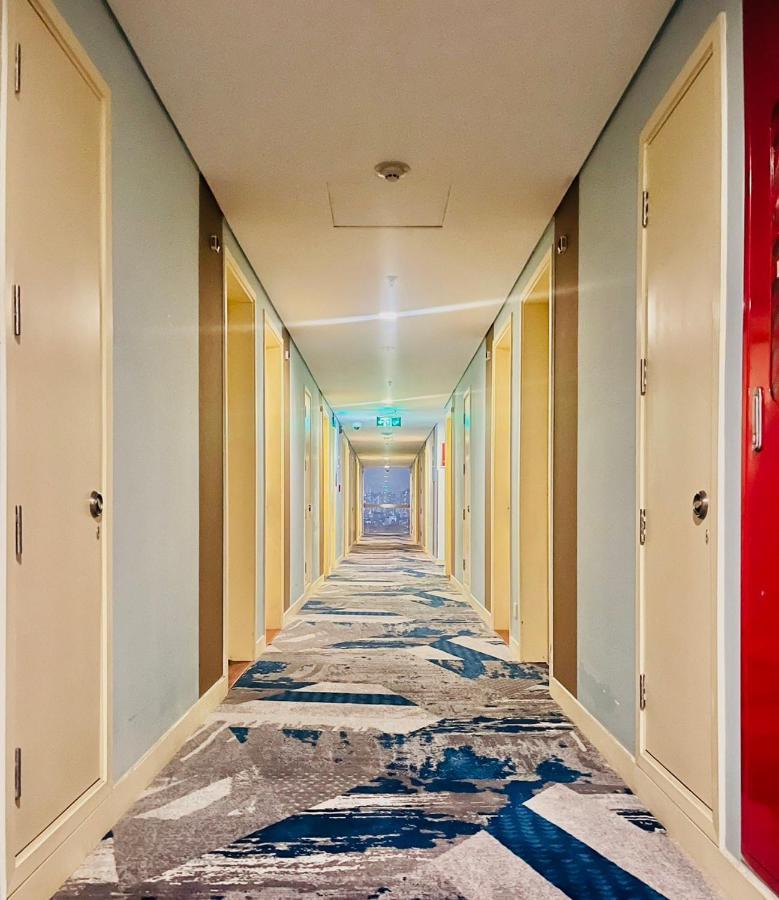 Ibis Saigon South Khách sạn