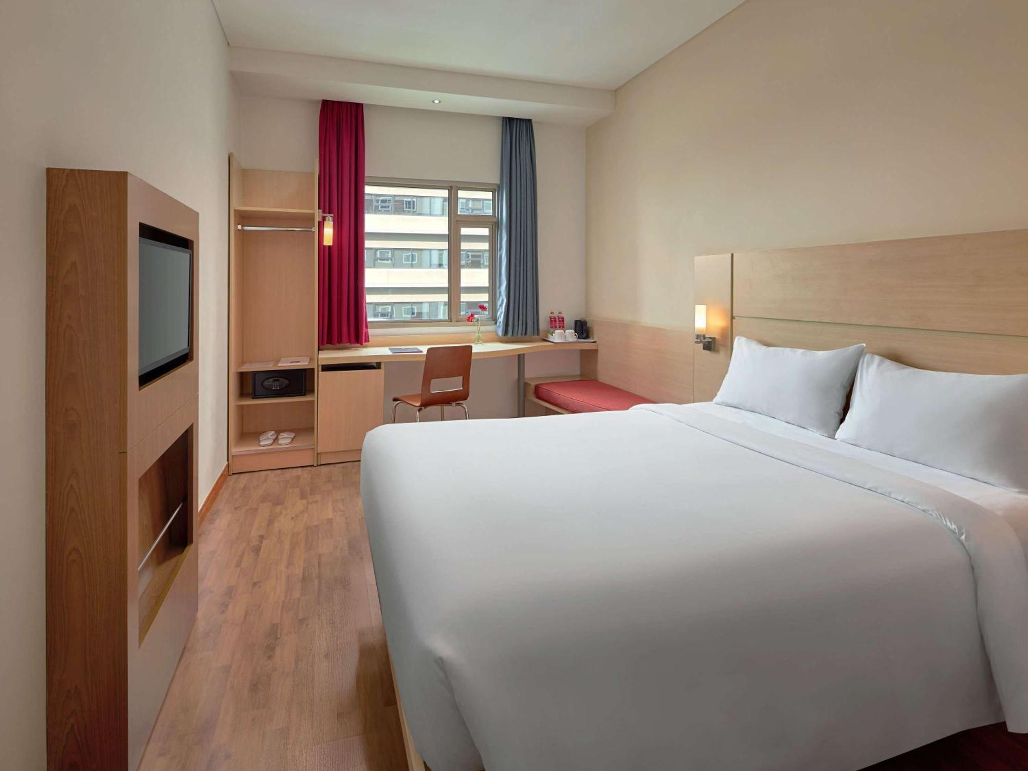 Ibis Saigon South Khách sạn 3*