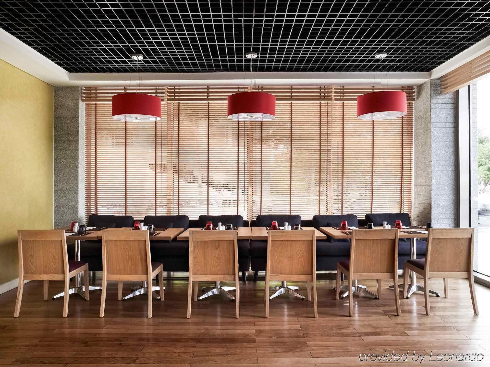 Ibis Saigon South Khách sạn 3*