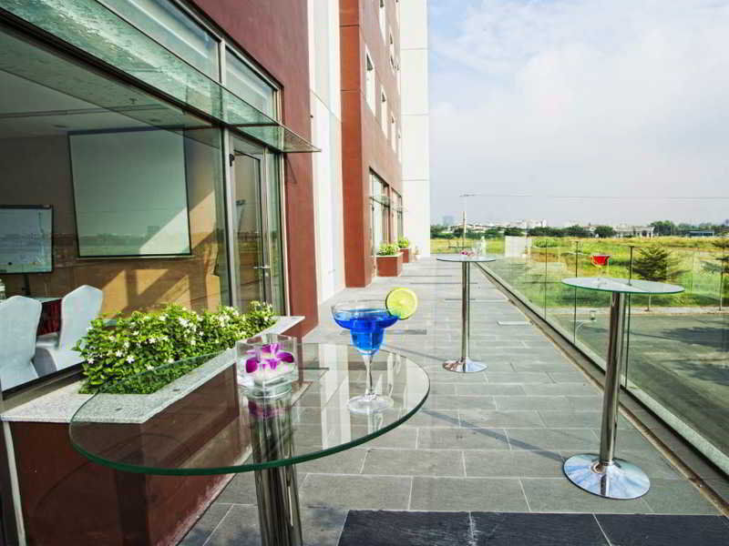 Ibis Saigon South Khách sạn 3*