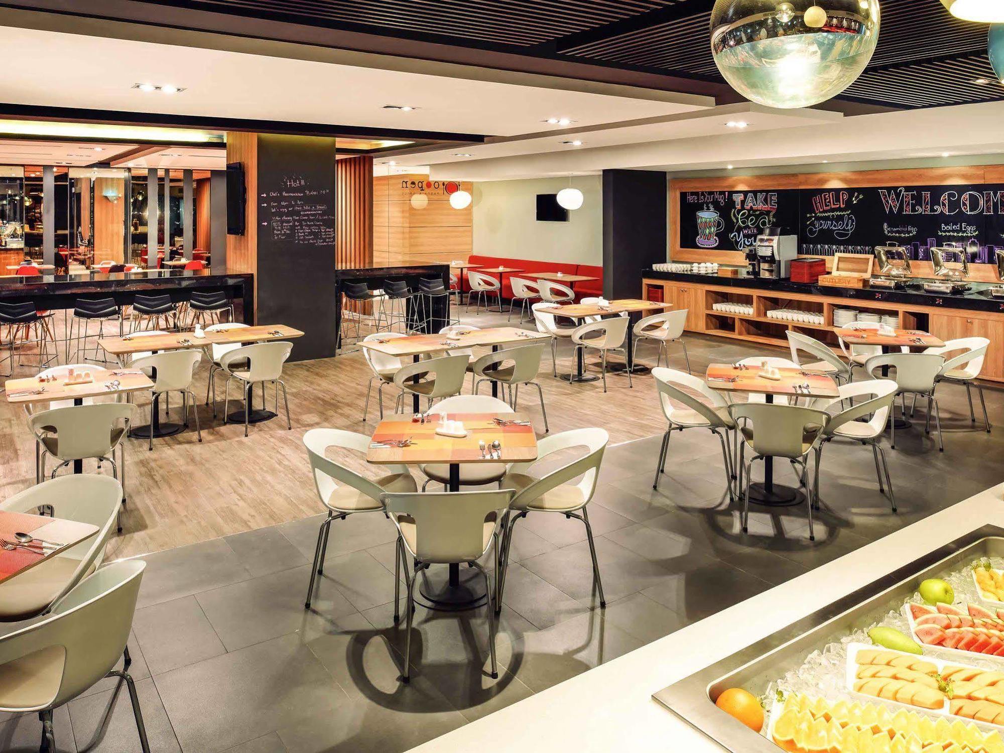 Ibis Saigon South Khách sạn 3*