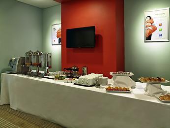 Ibis Saigon South Khách sạn 3*