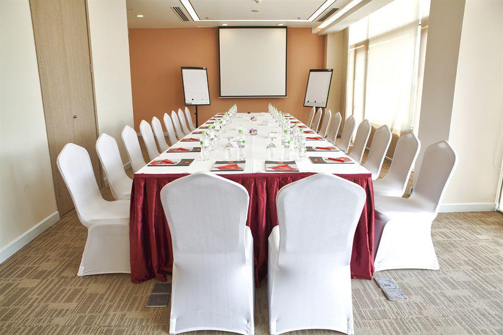 Ibis Saigon South Khách sạn 3*
